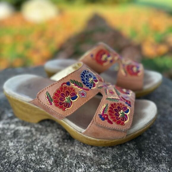 Algeria Embroidered Flowers Boho Style Wedge Sandals - Picture 2 of 11